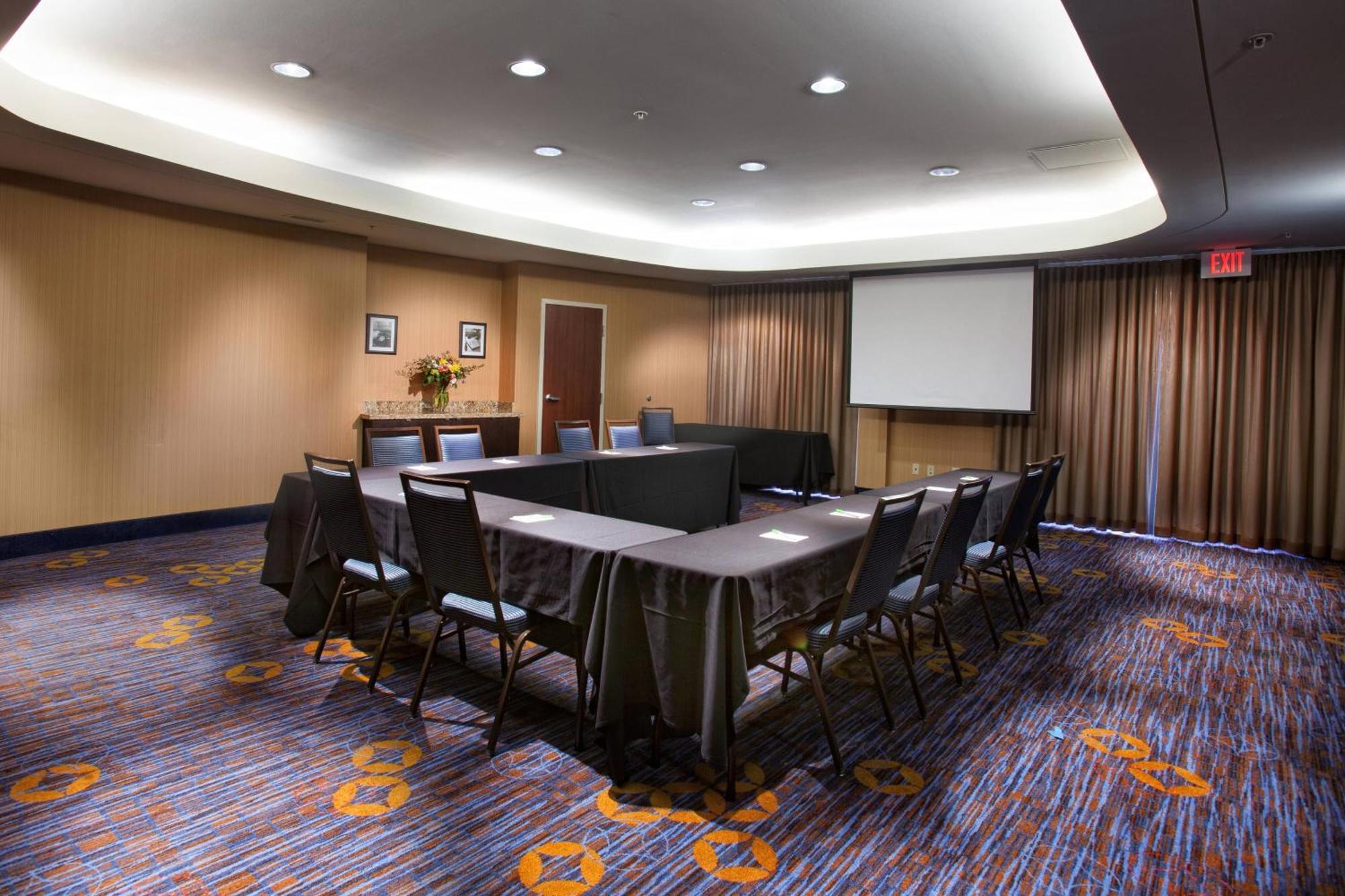 Courtyard By Marriott Fayetteville Exteriör bild
